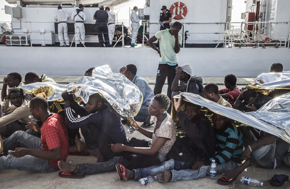 Mueren más de 30 inmigrantes en naufragio frente a costas de Libia