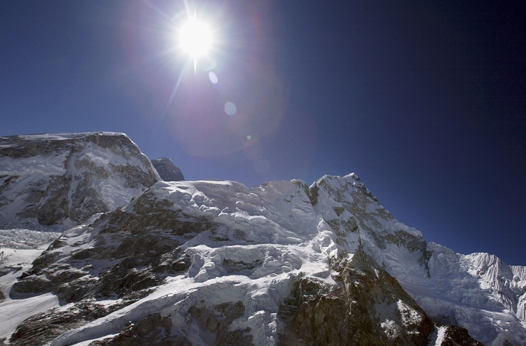 El monte Everest es la montaña más alta del planeta Tierra