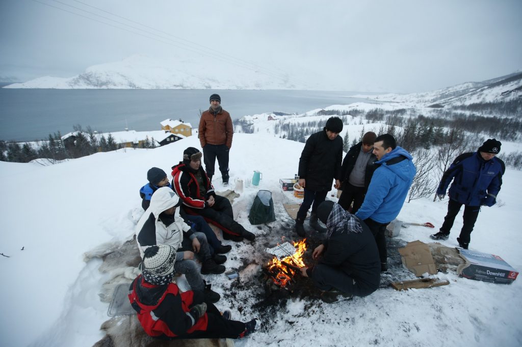 Solicitantes de asilo en el campo de refugio ubicado en la isla de Seiland, al norte de Noruega.