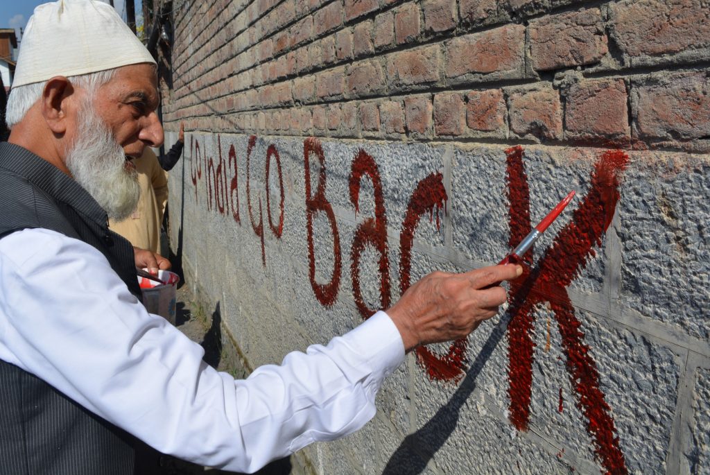 Syed Ali Shah Geelani, líder de la resistencia cachemira, protesta con un graffiti contra la violencia perpetrada por India en la región.