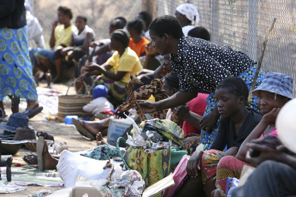 La gente de Zimbabue escapa del país para buscar fuera de las fronteras mercancías báscicas