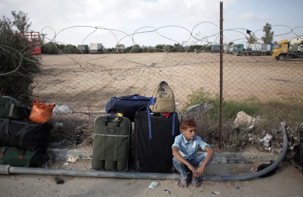 Un niño palestino espera cruzar la frontera a Egipto por el paso de Rafah desde el sur de la Franja de Gaza