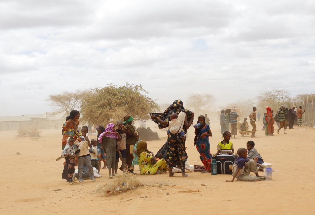 Refugiados somalíes llegan a un campo de proceso de la ONU en Dadaab, Kenia, a 100 kilómetros de la frontera con Somalia