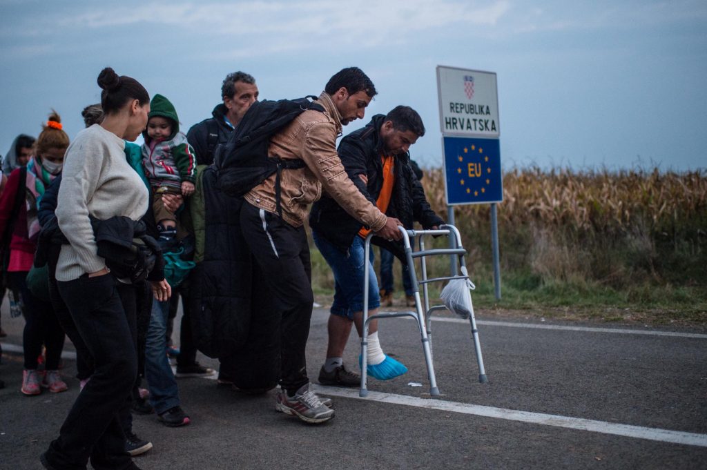 Migrantes cruzando de Hungría a Croacia