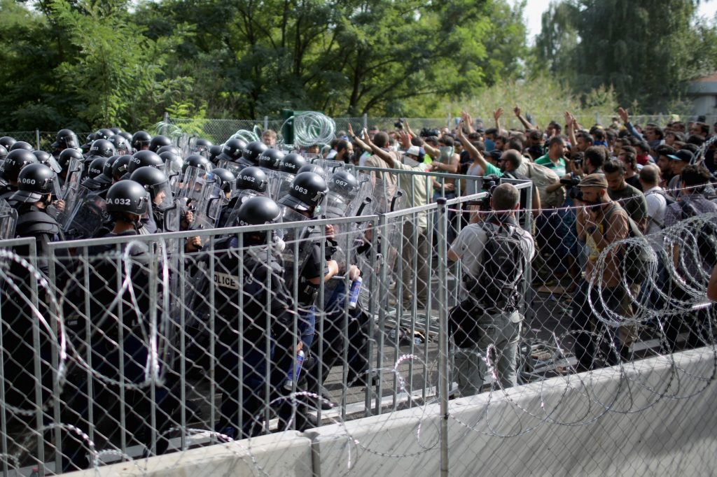 Represión contra los migrantes por la policía húngara en la frontera con Serbia.