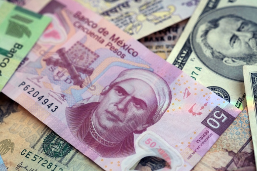 Muestra de billetes mexicanos y dólares americanos (Getty Images)