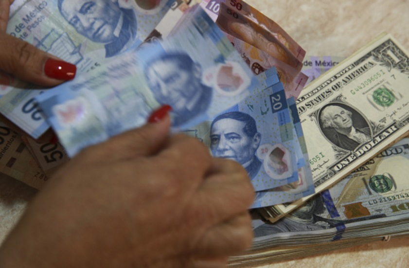 La divisa estadounidense se ofrece en un promedio a la venta en 19.85 pesos en el AICM (Getty Images/archivo)