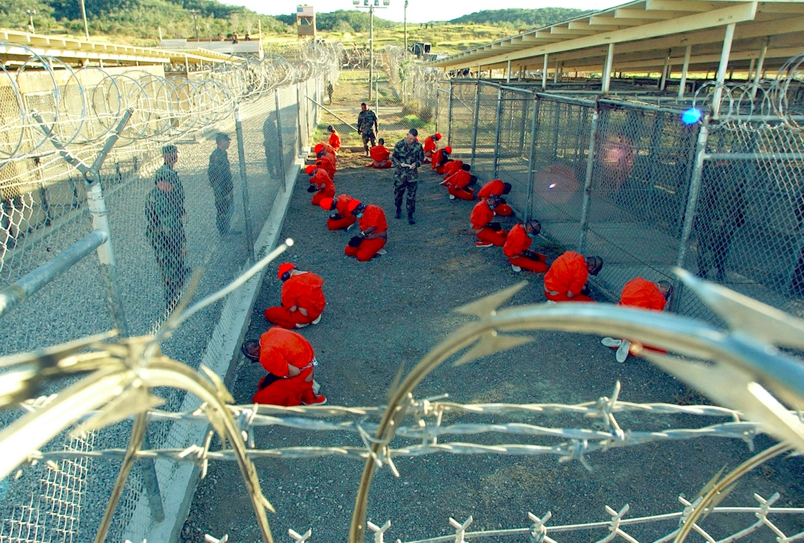 Prisioneros del enclave militar de Estados Unidos en Guantánamo en el año 2002.