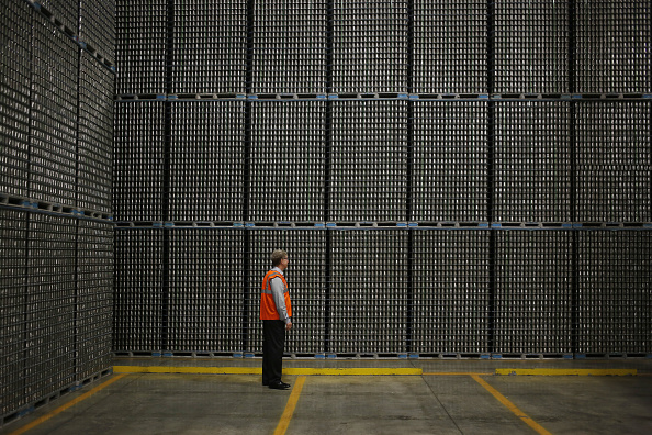 Trabajador frente a los inventarios de una empresa industrial (Getty Images)