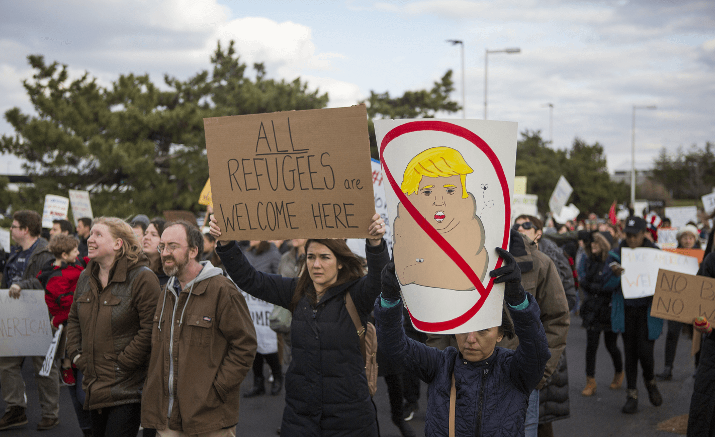 Manifestantes protestan en el aeropuerto de Philadelphia en contra de las medidas migratorias de Trump contra refugiados y musulmanes. (Getty Images, archivo)