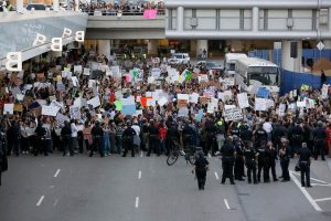 Este fin de semana se registraron numeras protestas en aeropuertos y ciudades de Estados Unidos por las órdenes migratorias firmadas por Donald Trump; éstas son consideradas xenófobas y racistas. (AP)