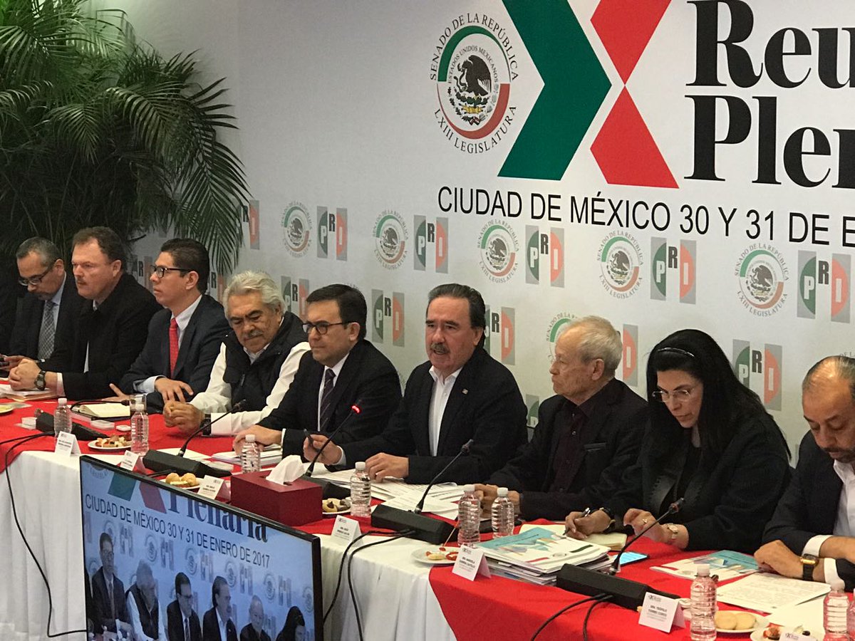 El secretario de Economía, Ildefonso Guajardo en la reunión plenaria del PRI (Twitter:‏@SE_mx)