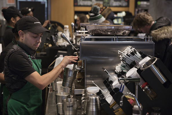 La cafetería Starbucks planea contratar a 10 mil refugiados en el mundo (Getty Images)