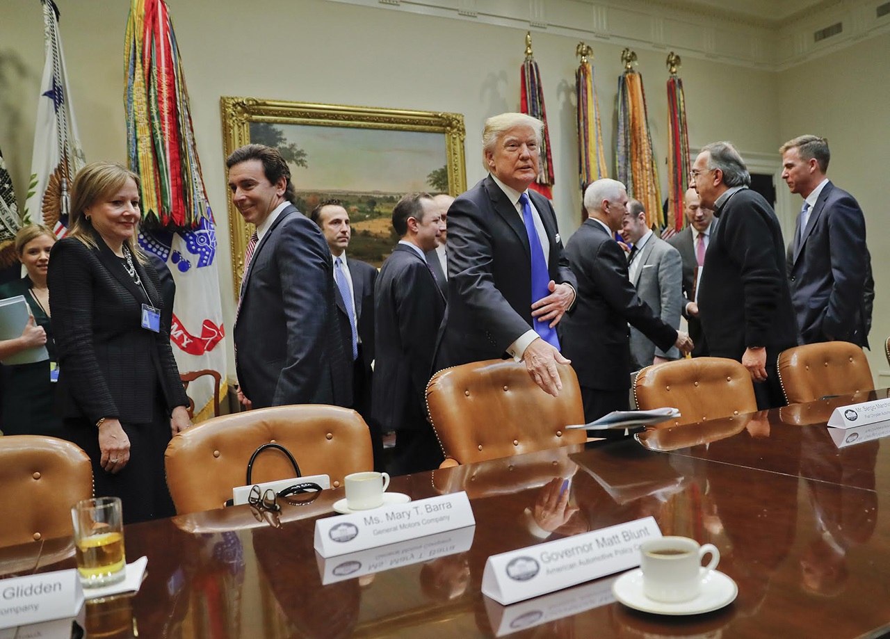 El presidente de Estados Unidos, Donald Trump, se reúne con presidentes ejecutivos de la industria automotriz (AP)