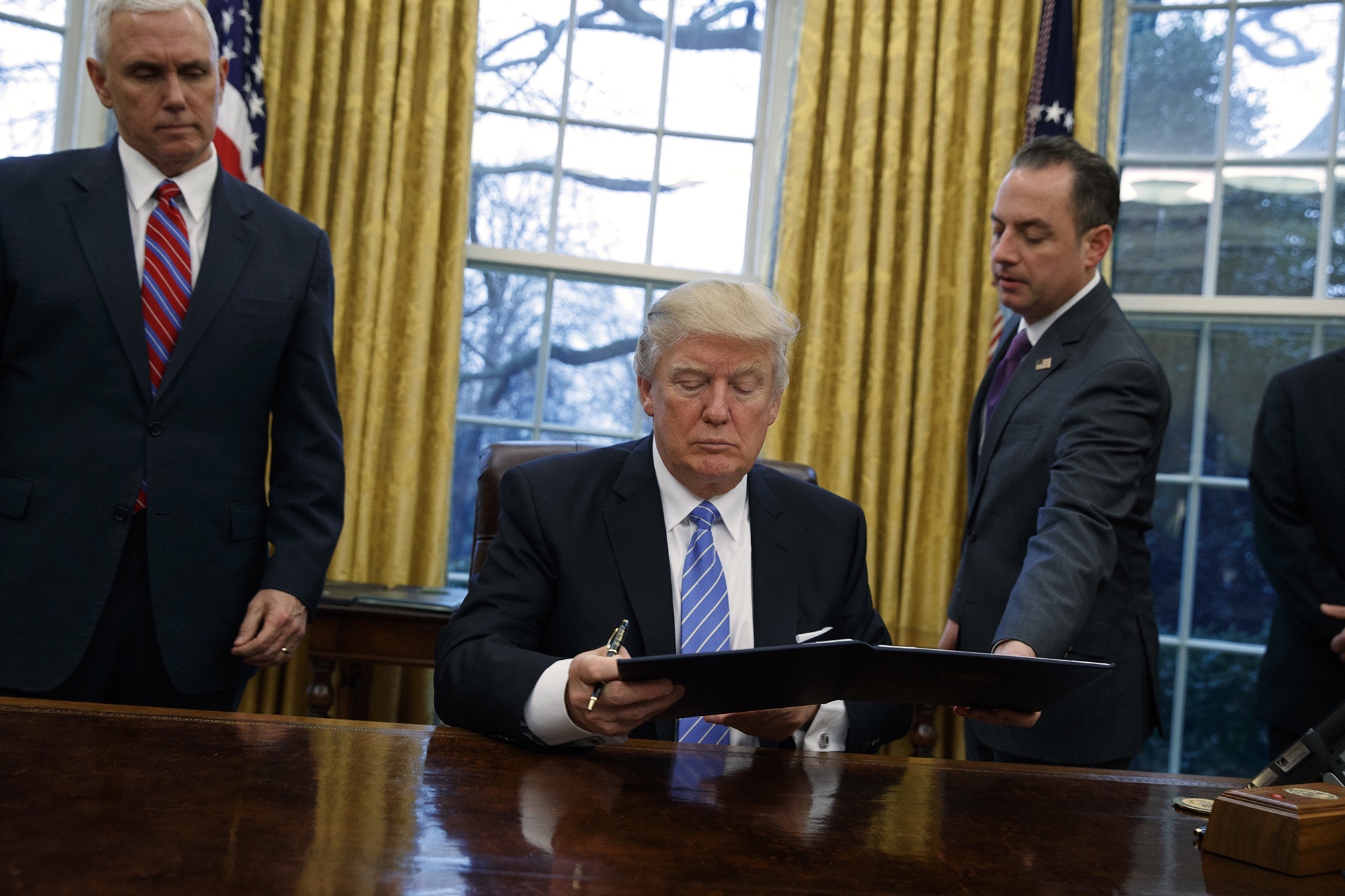 El presidente Donald Trump firma órdenes ejecutivas (AP)