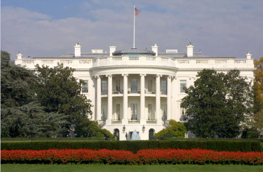 Una bandera encima de la Casa Blanca en Washington, DC.