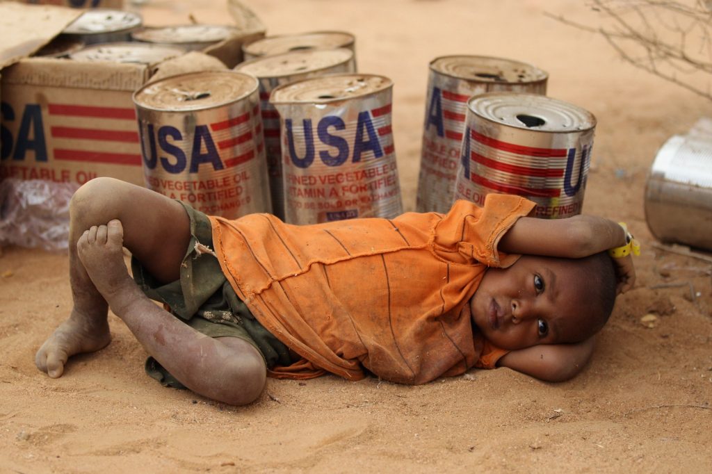 Latones de aceite vegetal provenientes de Estados Unidos en un campo de refugio en Somalia