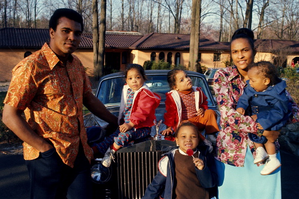 Muhammad Ali con sus dos hijas gemelas Jamillah y Rasheda, su hija Maryum, y su esposa Khalilah (Belinda) cargando a su hijo Muhammad Ali Jr. todos parados a un costado de su coche afuera de casa (Getty Images/archivo)