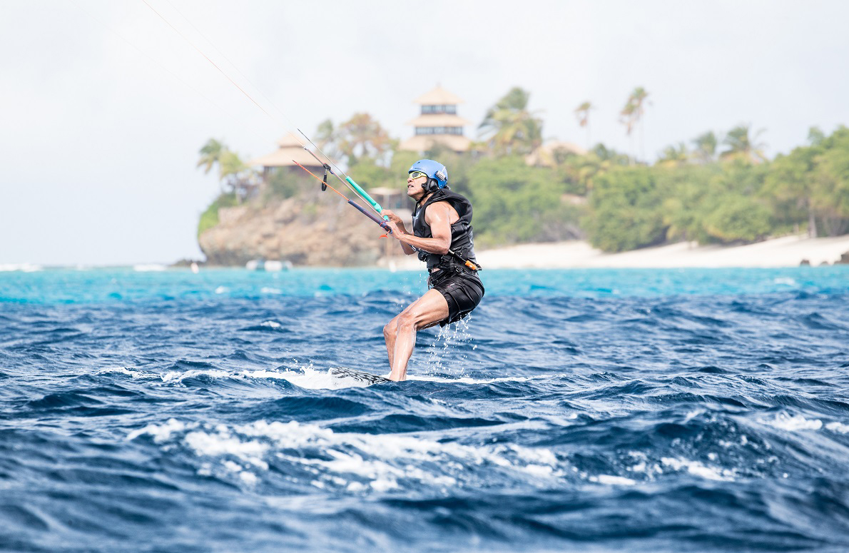 Obama practica kitesurf, que es un deporte extremo de deslizamiento sobre el agua en el que el viento propulsa una cometa de tracción (kite, en inglés) unida al cuerpo mediante un arnés. (Reuters)