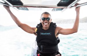 Las imágenes, muy comentadas hoy en Internet, muestran un Obama relajado, bromista y en plena forma mientras aprende a hacer 'kitesurf'. (Reuters)