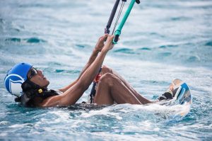 Barack Obama practicando 'kitesurf' durante sus vacaciones en las Islas Vírgenes Británicas. (Reuters)