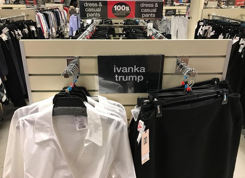 Ropa de la marca Ivanka Trump se aprecia en un almacén de Estados Unidos. (Reuters, archivo)
