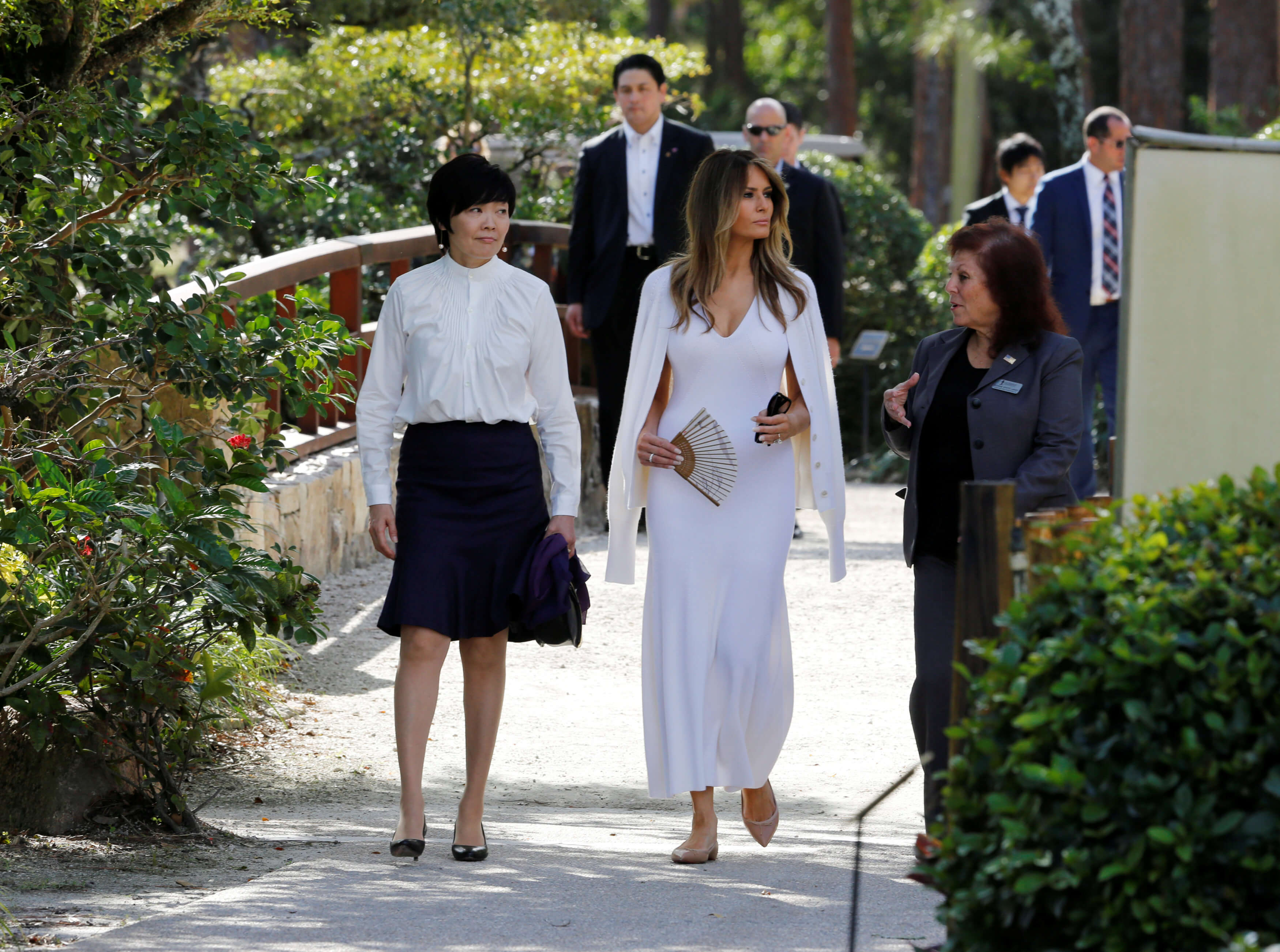 La primera dama de EU, Melania Trump, y la esposa del primer ministro japonés, Akie Abe, arribaron al museo y Jardines Japoneses Morikami. (AP)