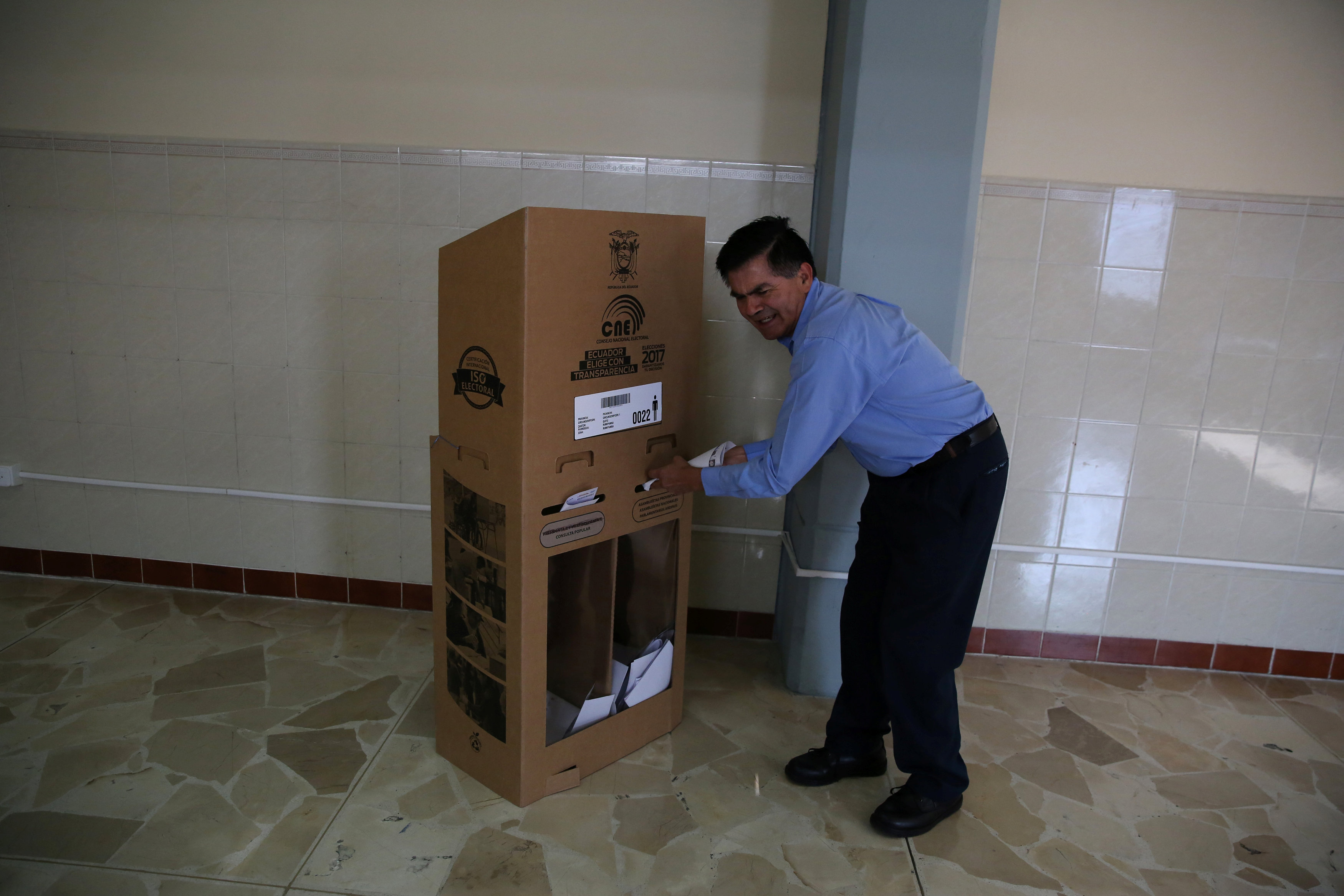 Un hombre deposita su voto en una mesa electoral en una jornada donde se decidirá al nuevo presidente de Ecuador. (REUTERS)