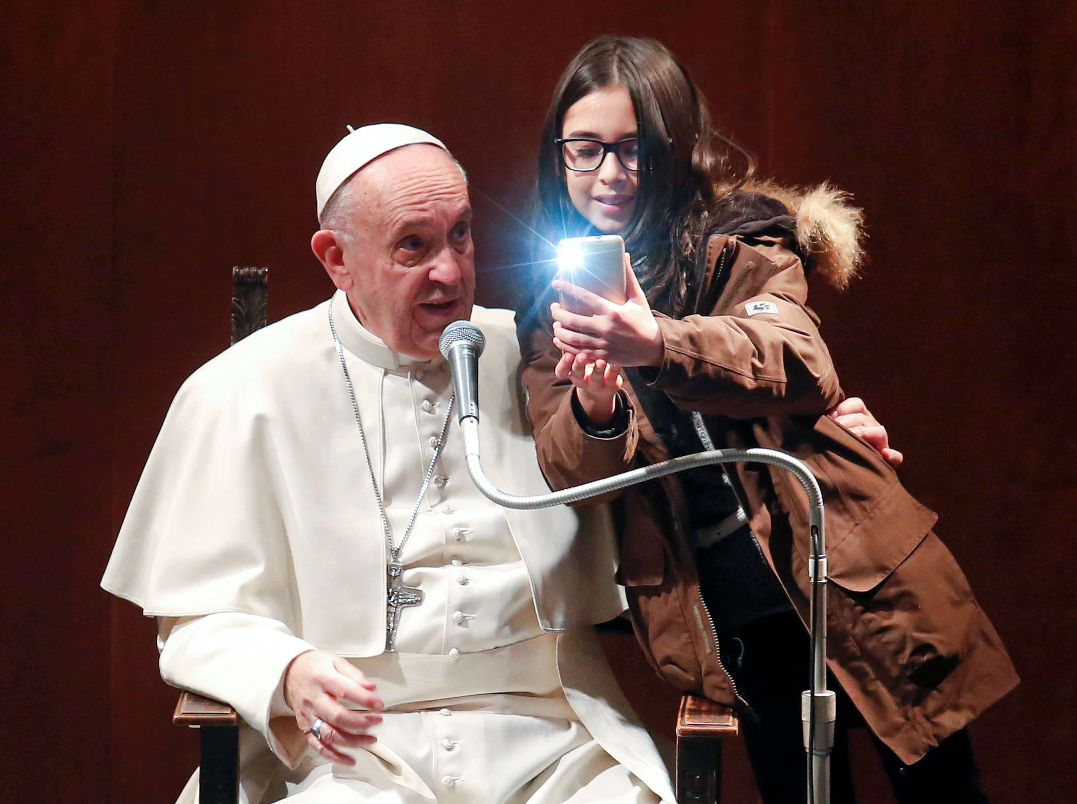 Una niña se toma una selfie con el papa Francisco durante una visita a la parroquia de Santa María Josefa del Corazón de Jesús en Roma. (Reuters)