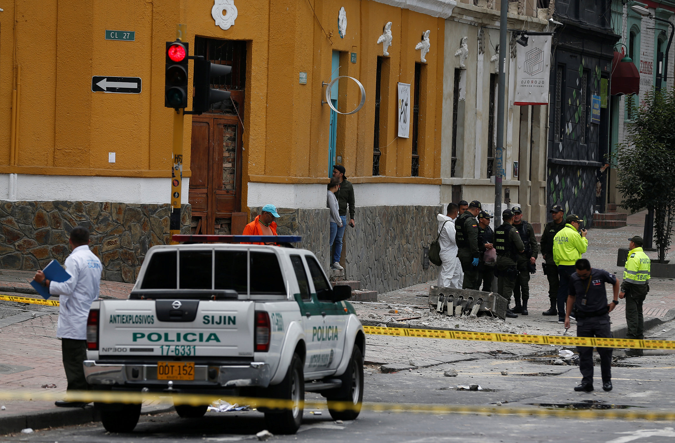 Un policía colombiano murió como consecuencia de la explosión que se registró en el barrio de La Macarena, en el centro de Bogotá. (REUTERS)