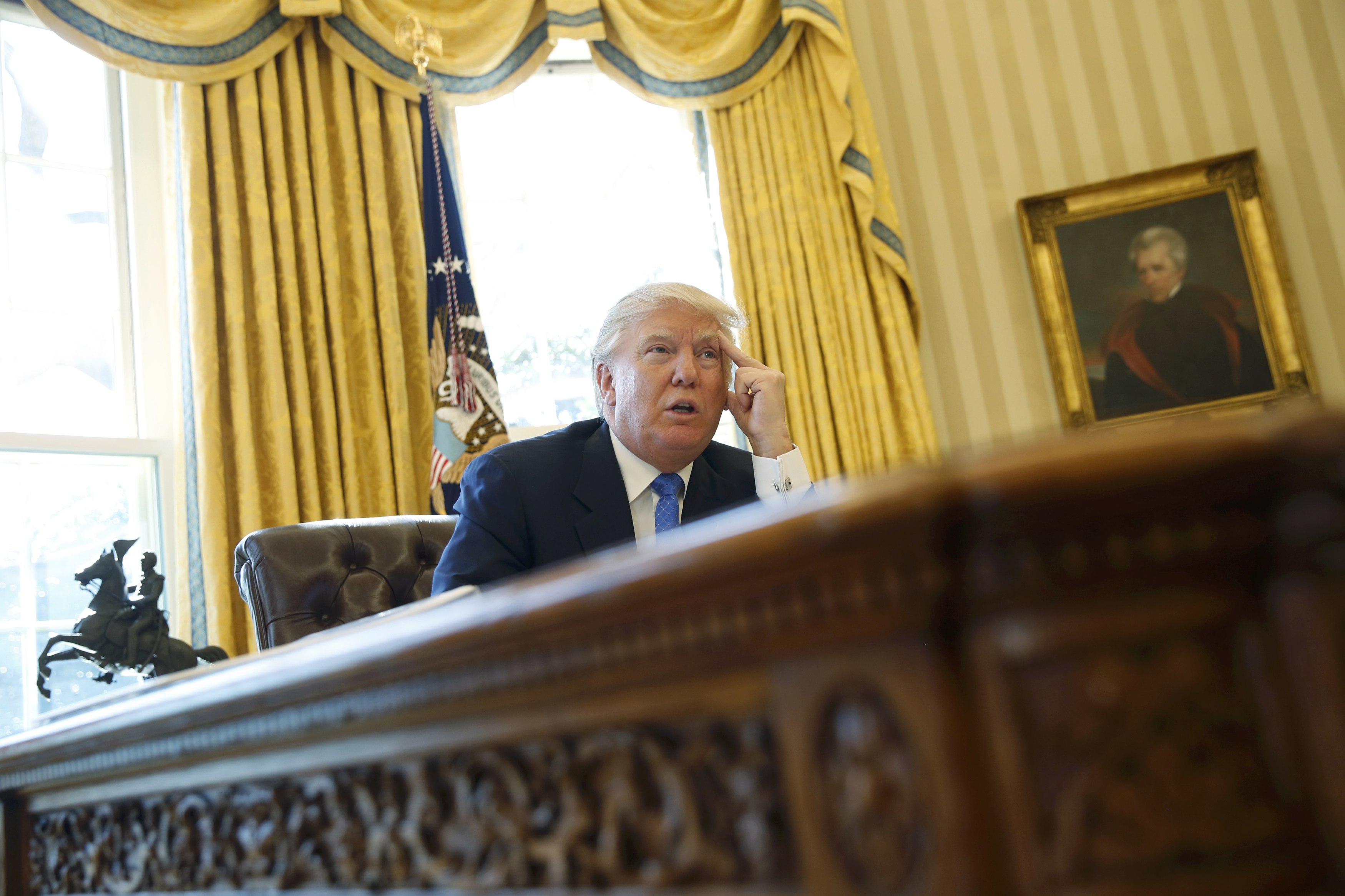 El presidente estadounidense, Donald Trump, es entrevistado por Reuters en la Oficina Oval de la Casa Blanca. (REUTERS)