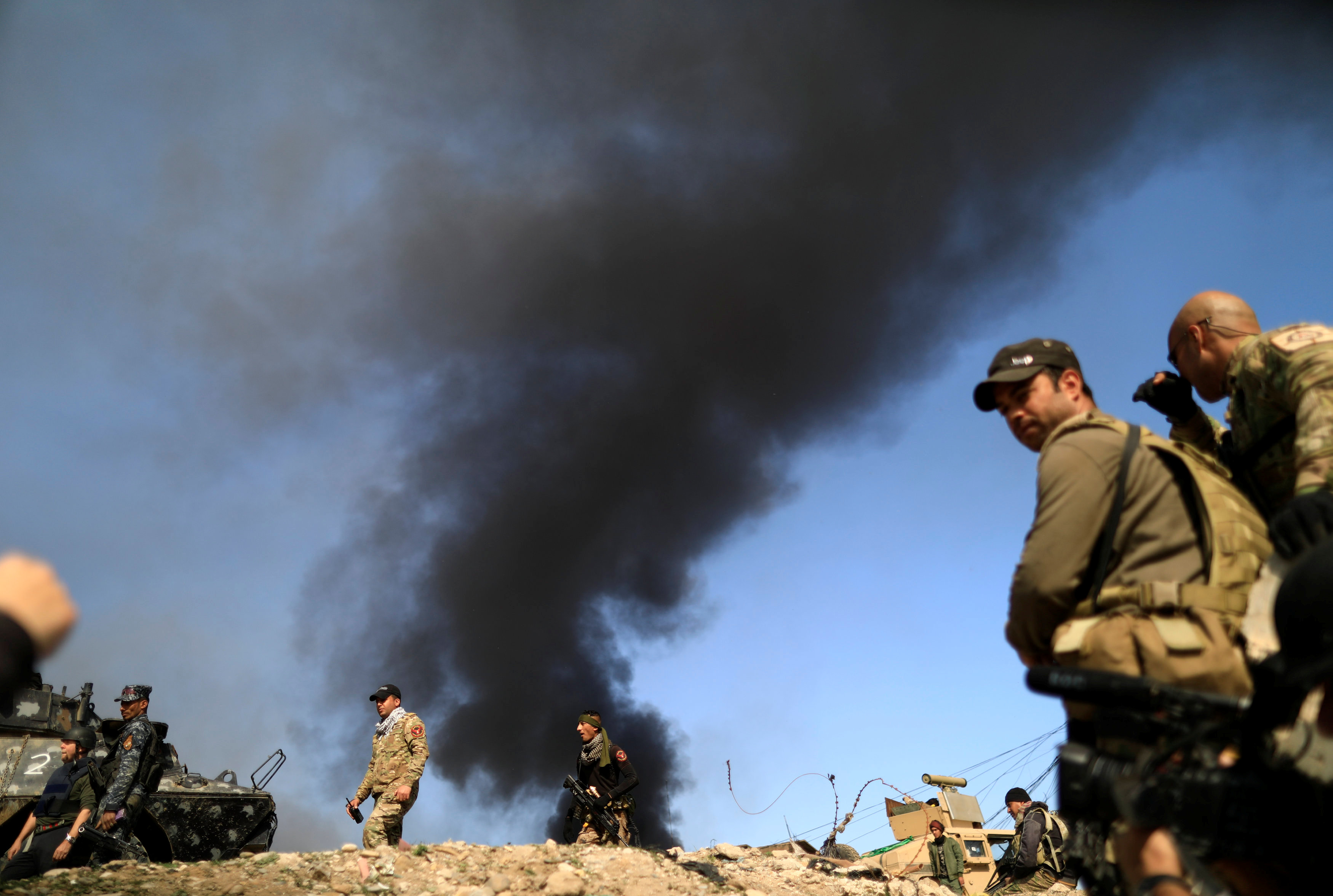 Miembros de las fuerzas de seguridad iraquíes durante una batalla con los militantes islámicos al oeste de Mosul. (Reuters)