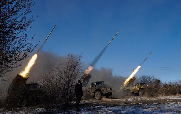 Rebeldes pro-rusos disparan cohetes de la artillería del graduado hacia Debaltseve, cerca de Vuglegirsk, Ucrania. (Getty Images/archivo)
