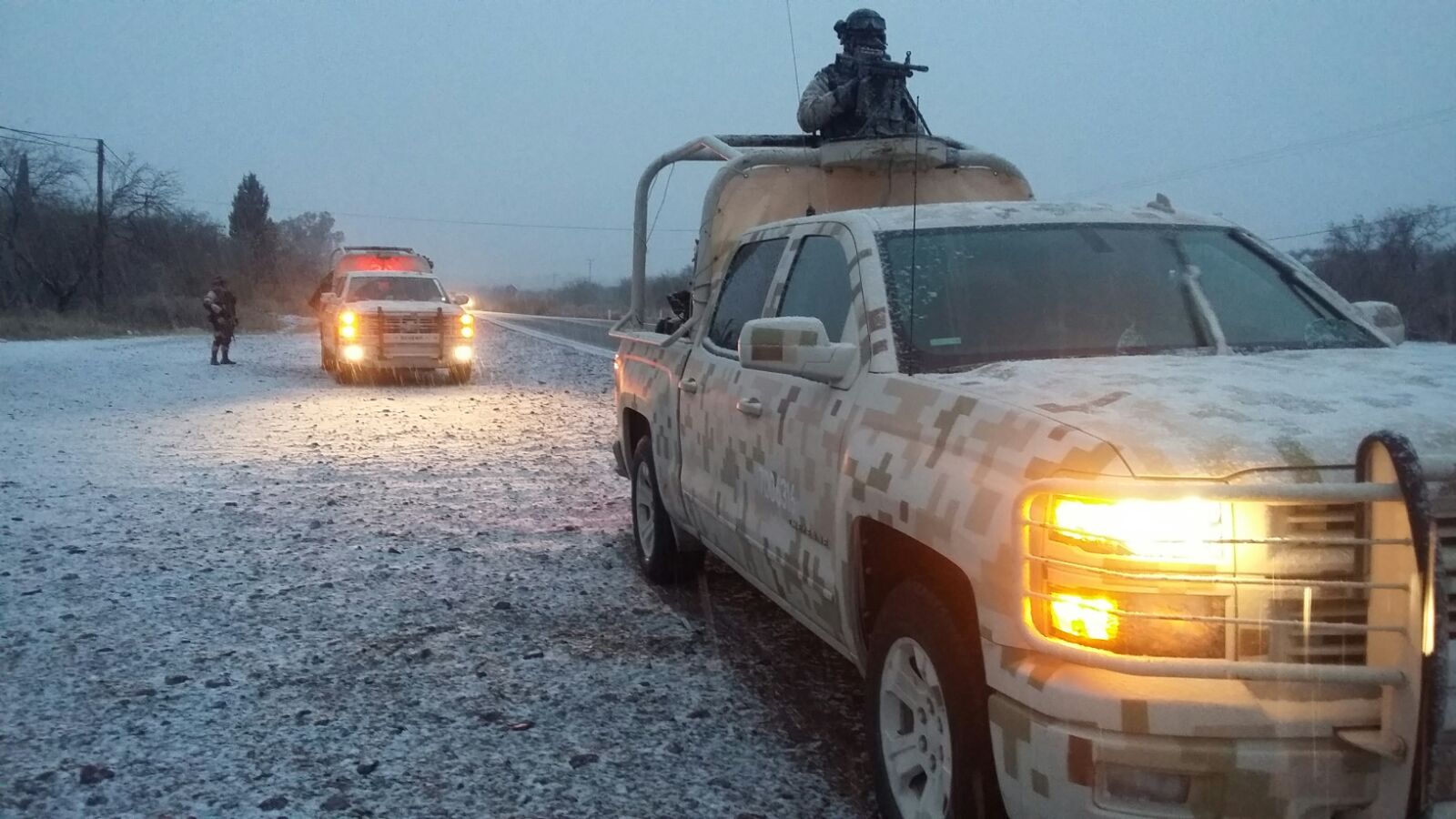 Cierran tramos carreteros en Sonora por nevadas y fuertes lluvias