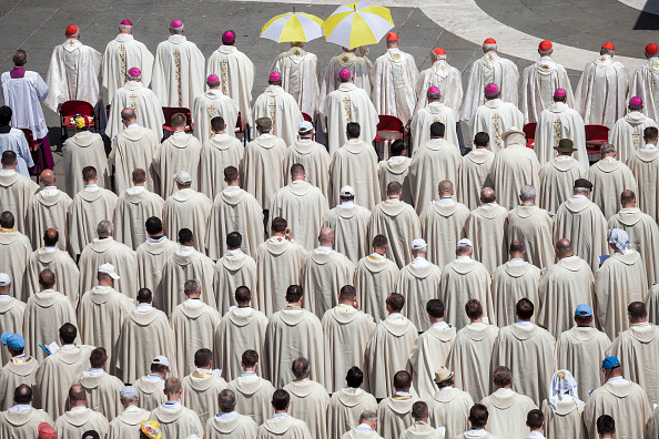 Religiosos católicos; el Vaticano admite que más de dos mil religiosos cuelgan los hábitos al año. (Getty Images, archivo)