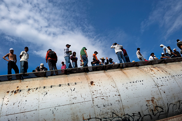 Migrantes esperan que el tren 'La Bestia' retome su recorrido. (Getty Images, archivo)