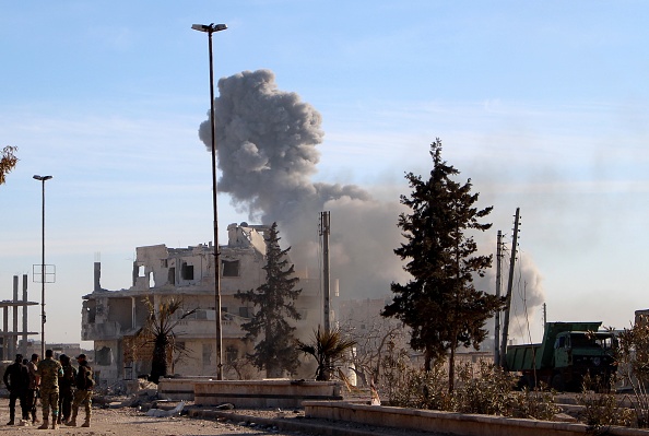 Imagen de archivo de un bombardeo de la coalición contra el Estado Islámico en Siria. (Getty Images, archivo)