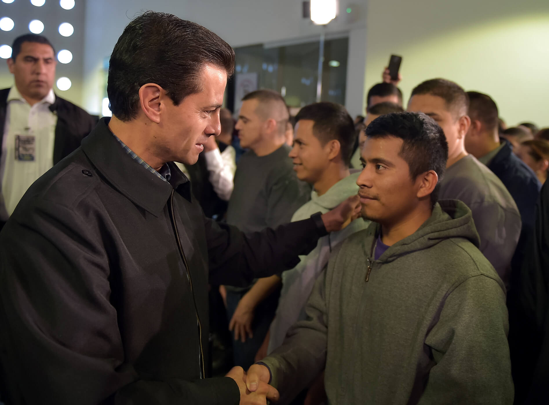 El presidente Enrique Peña Nieto se reunió en privado con los migrantes en el aeropuerto. (Notimex)