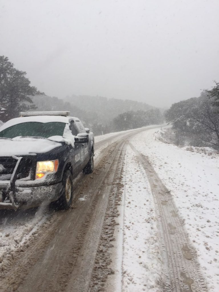 Cierran tramos carreteros en Sonora por nevadas y fuertes lluvias