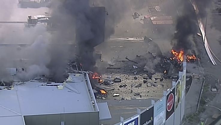El avión se precipitó e incendió sobre un centro comercial en Melbourne. (AP)