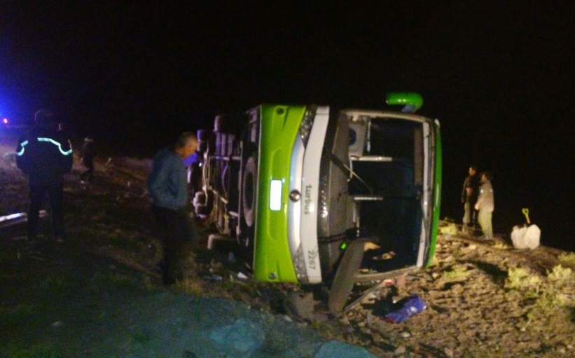 Autoridades de Argentina investigan la volcadura de un autobús de pasajeros que viajaba desde Mendoza (Argentina) hacia Chile (Twitter @dngonzalo)
