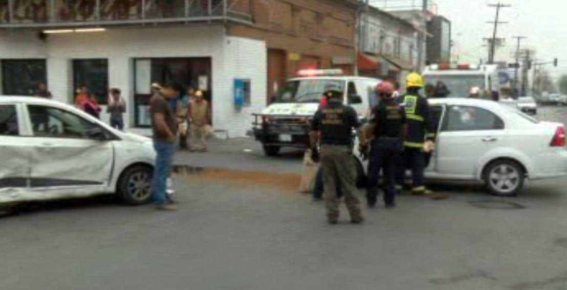 Un choque automovilístico termina con la volcadura de uno de los autos involucrados y el atropello de una persona en Monterrey. (Noticieros Televisa)