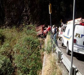 Camión de redilas vuelca sobre la carretera federal 80 en el municipio de Casimiro Castillo, Jalisco; al menos 8 personas mueren por el accidente