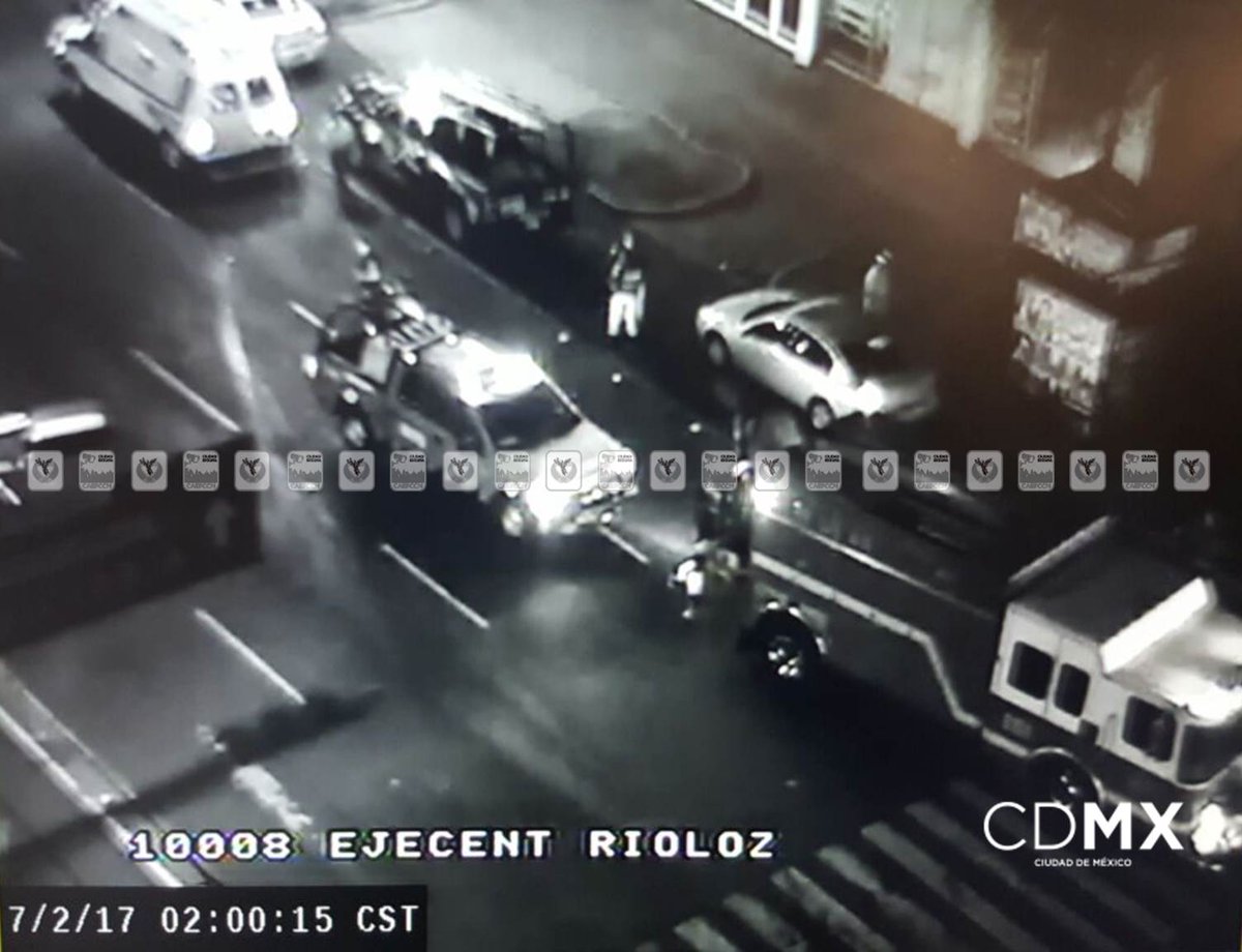 En el Eje Central y la esquina de Dr. Río de la Loza, un tráiler chocó contra un automóvil particular.