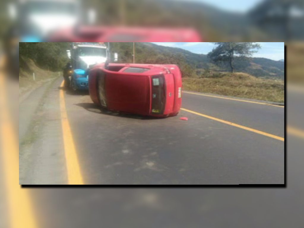Dos accidentes afectan la autopista Veracruz-Puebla; un auto vuelca en el kilómetro 244+300