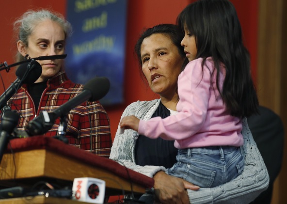 Jeanette Vizguerra, una mujer mexicana que intenta evitar la deportación de los Estados Unidos, centro, sostiene a su hija de 6 años, Zuri, en una iglesia donde se han refugiado (AP)