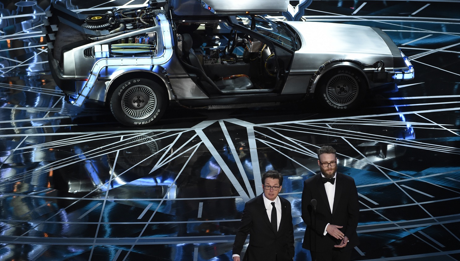 Michael J. Fox recibe ovación al llegar en un auto DeLorean a los Oscar