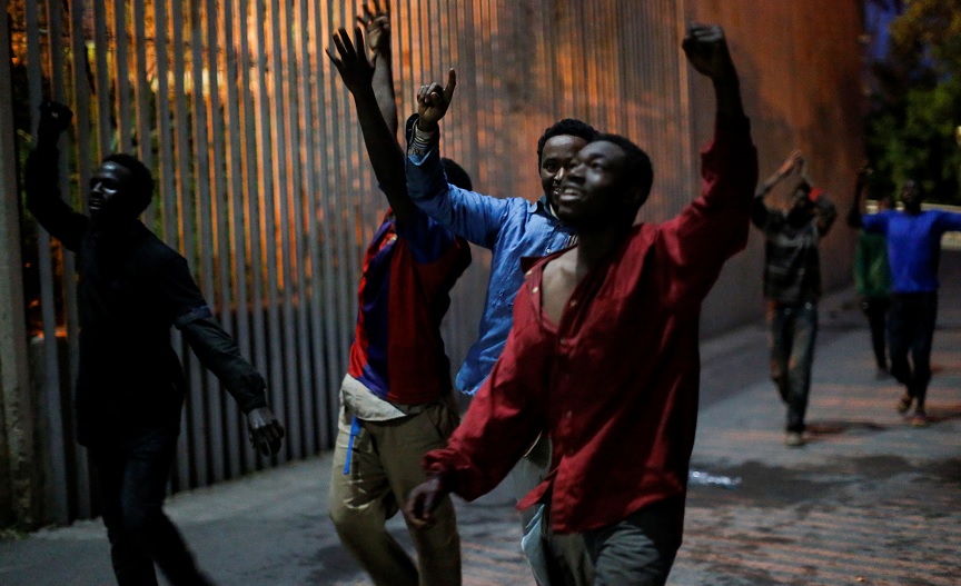 Crece oleada de inmigrantes africanos en España tras cruzar la frontera de Marruecos con el enclave de Ceuta (Reuters)