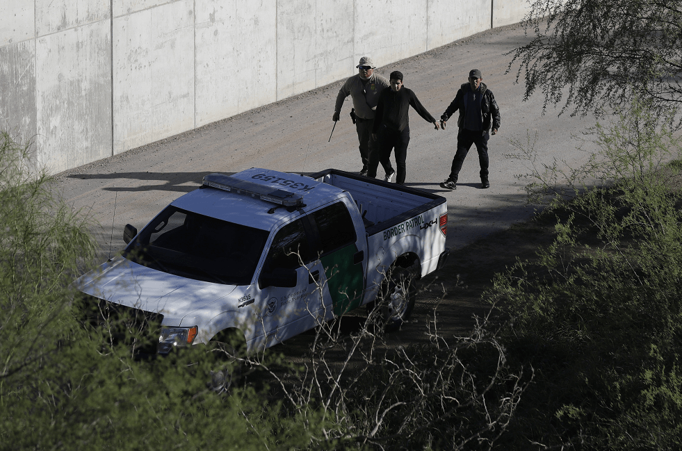 Agente de la Patrulla fronteriza arresta a migrantes en la frontera con Texas. (AP, archivo)