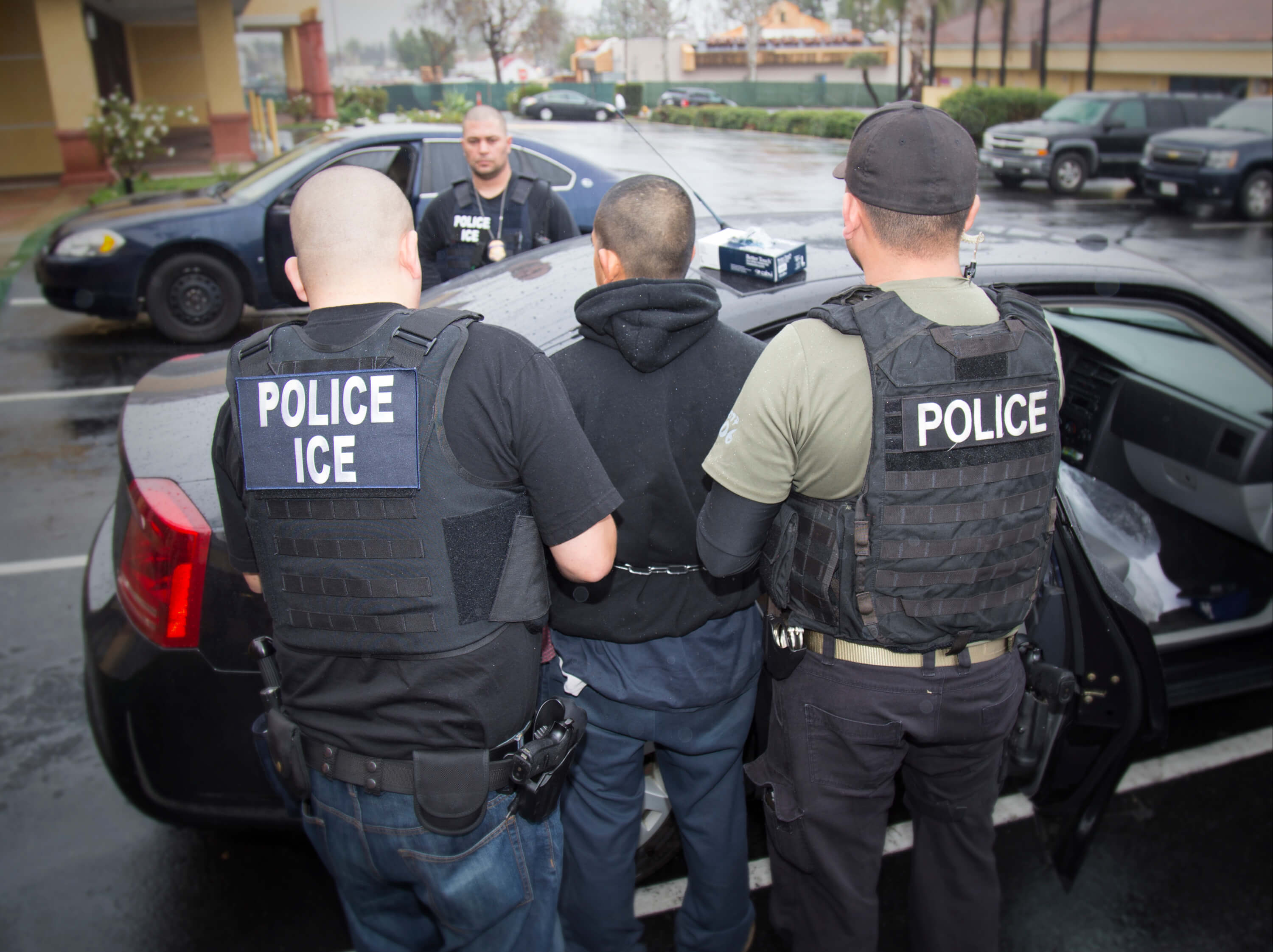 Agentes migratorios de Estados Unidos detienen a un migrante (AP)